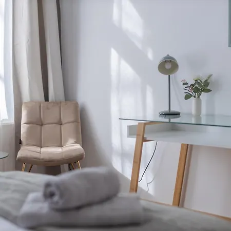 Goethe Palais Am Grossen Garten, Arbeitsplatz, Ruhig, Max 6p, Smart-tv, Eigener Parkplatz * Drezda